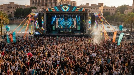 Patrona-Festival in Palma zieht über 20.000 Besucher an Große Menschenmenge bei Patrona-Festival in Palma nahe Kathedrale mit DJs und bunten Lichtern