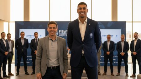 Pedro Bombino verstärkt Fibwi Mallorca Bàsquet Palma Pedro Bombino bei der offiziellen Vorstellung als neuer Spieler von Fibwi Mallorca Bàsquet Palma im modernen Büro von Coinbroker Mallorca mit dem Trainer Pablo Cano