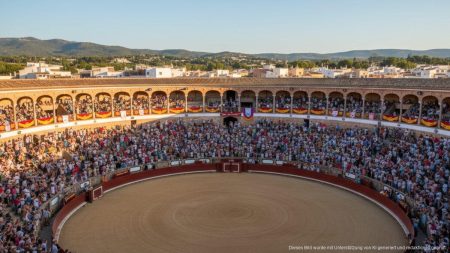 Toros kehren nach Muro zurück: Veranstaltung zum Saisonabschluss Voller Plaza de Toros La Monumental in Muro auf Mallorca bei einer kulturellen Veranstaltung zum Saisonabschluss