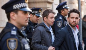 Großangelegte Polizeiaktion auf Mallorca führt zu mehreren Festnahmen Polizisten eskortieren Verdächtige vor Gericht in Palma de Mallorca