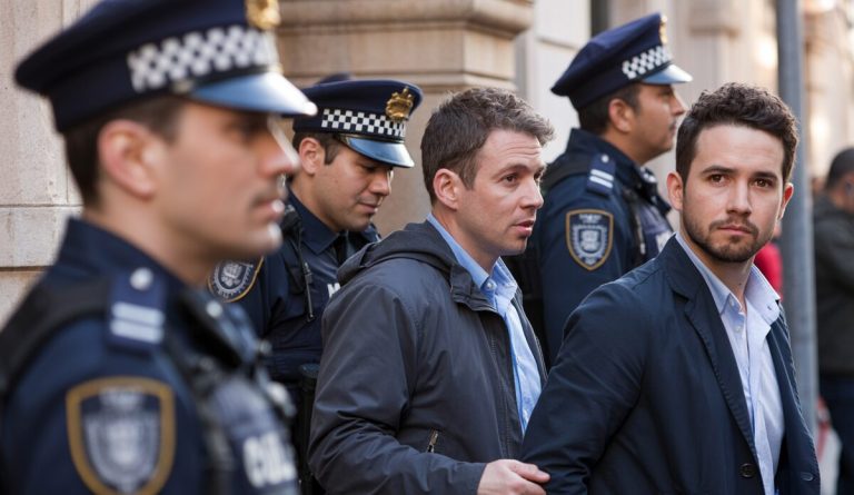 Großangelegte Polizeiaktion auf Mallorca führt zu mehreren Festnahmen Polizisten eskortieren Verdächtige vor Gericht in Palma de Mallorca