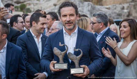 Premis Gastronòmics Mallorca: Tradition und Innovation vereint Ernesto Rodríguez mit Posidonia-inspirierten Trophäen auf Mallorca.