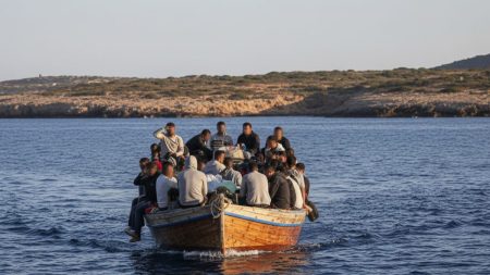 Prozess gegen Schleuser auf den Balearen verdeutlicht Herausforderungen der Migration Überfülltes Boot mit Migranten im Mittelmeer nahe Balearen symbolisiert Herausforderungen der Migration und Schleuserprozesse