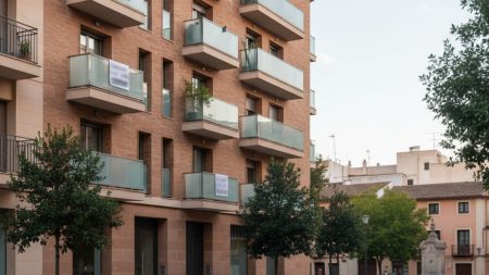 Räumung von besetzter Wohnung in Palma nach monatelangen Beschwerden Fassade eines Wohngebäudes auf der Plaza de Santa Pagesa in Palma mit Balkonen und Protestplakaten, Symbol für die Räumung einer besetzten Wohnung