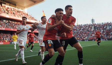 Real Mallorca gewinnt überraschend auswärts bei Sevilla Real Mallorca Spieler feiern Sieg gegen Sevilla