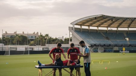Spieler von Real Mallorca bei Physiotherapie wegen Hamstring-Verletzung auf dem Trainingsplatz