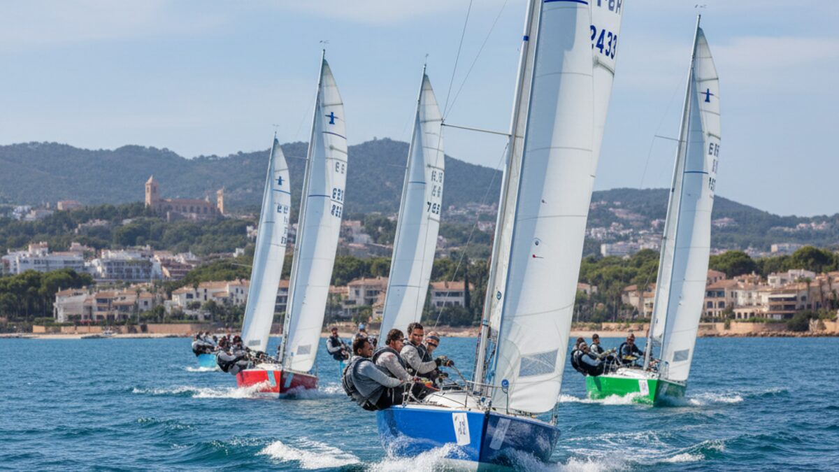 Segelboote bei der Regatta Audax Marina in der Bucht von Palma mit Seglern und blauem Himmel