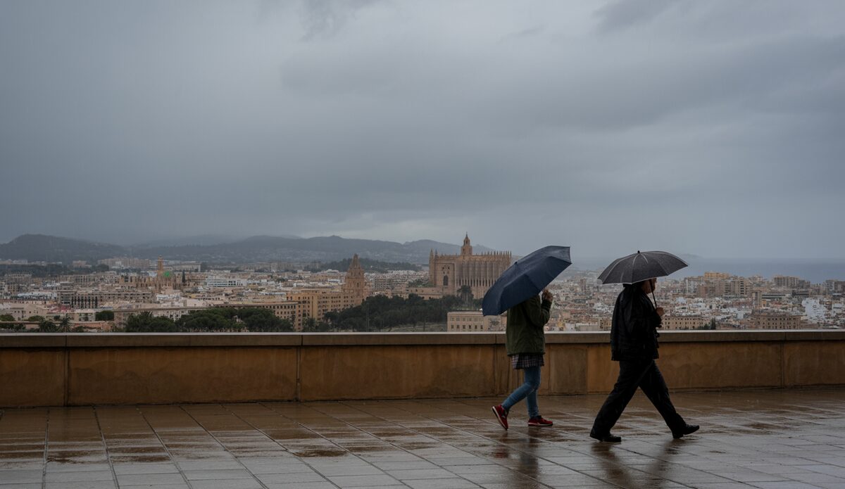 Regenwetter auf Mallorca: Prognose für das Wochenende Regenwolken über der Stadt Palma de Mallorca bei Regenwetter