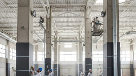 Renovierung der Sporthalle des IES Llucmajor mit Verstärkung der Betonpfeiler und Sanierung der Metallstruktur im Dachbereich