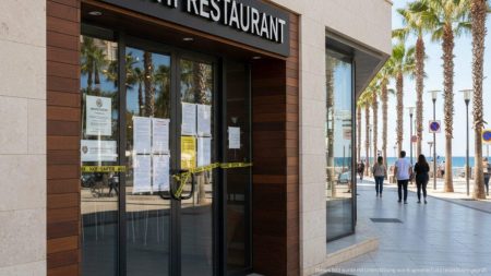 Salmonellen-Ausbruch auf Mallorca: Sushi-Restaurant geschlossen Geschlossenes Sushi-Restaurant in Playa de Palma auf Mallorca mit offiziellen Schließungshinweisen wegen Salmonellen-Ausbruch