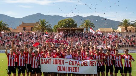 Jubelnde Sant Jordi Fußballmannschaft feiert die Qualifikation für die Copa del Rey in einem Stadion auf Mallorca