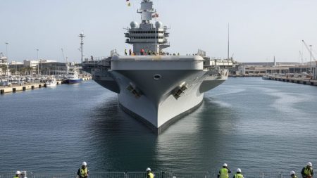 Sicherheitsüberprüfungen beim USS Gerald R. Ford in Palma USS Gerald R. Ford Flugzeugträger mit Experten bei Sicherheitsüberprüfungen im Hafen von Palma