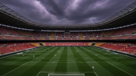 Leeres spanisches Fußballstadion unter dunklen Wolken