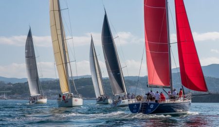 Spanien bereitet sich auf das prestigeträchtige Regattaturnier vor Yachten bei einem Regattaturnier in Baiona, Spanien