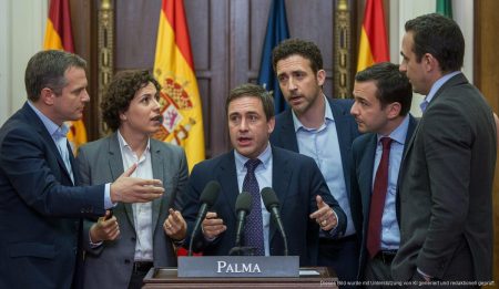 Streit im Parlament Balearen: Kritik am PSOE wegen Zensur Politiker diskutieren im Parlament der Balearen, Pressefreiheit im Fokus.