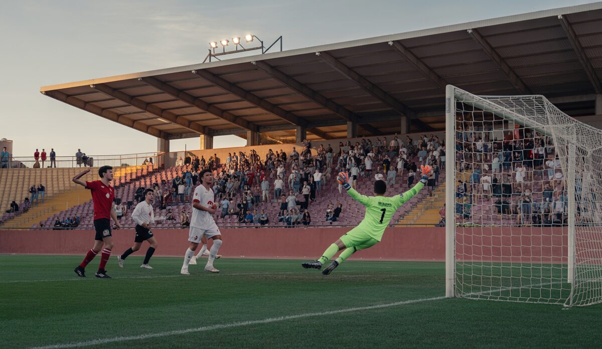 Fußballspiel im Son Moix Stadion in Palma de Mallorca mit spannenden Szenen.