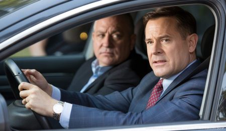 Stadträte in Petra während Online-Sitzung im Auto