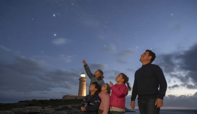 Sternschnuppen und der Komet Lemmon am Leuchtturm von Cala Ratjada Familien beobachten den Kometen Lemmon am Leuchtturm von Cala Ratjada.