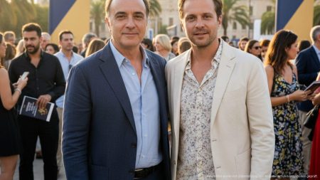 Steve Buscemi und Matthias Schweighöfer posieren gemeinsam beim Evolution Mallorca International Film Festival 2025 in Palma vor einem stilvollen Festivalhintergrund.