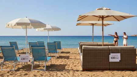 Strandliegen-Abzocke auf Mallorca: Hohe Preise für illegal erklärt Strandliegen mit Sonnenschirm am Cala Major Strand Mallorca mit Hinweisschildern zu hohen Preisen über erlaubtem Limit