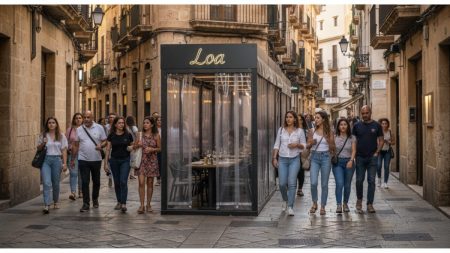 Streit um Ausbau von Gastronomiebereichen in Palma eskaliert Straßenszene in Palmas Santa Catalina mit Restaurant Loa und verengtem Bürgersteig durch Gastronomieaußenbereich