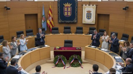 Politische Zeremonie im Parlament der Balearen mit Applaus von PP und Ablehnung durch PSOE bei Ehrung verstorbener mallorquinischer Politiker