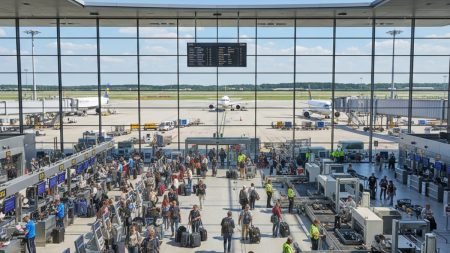 Flughafen Köln/Bonn, Reisende beim Check-in und Sicherheitskontrolle