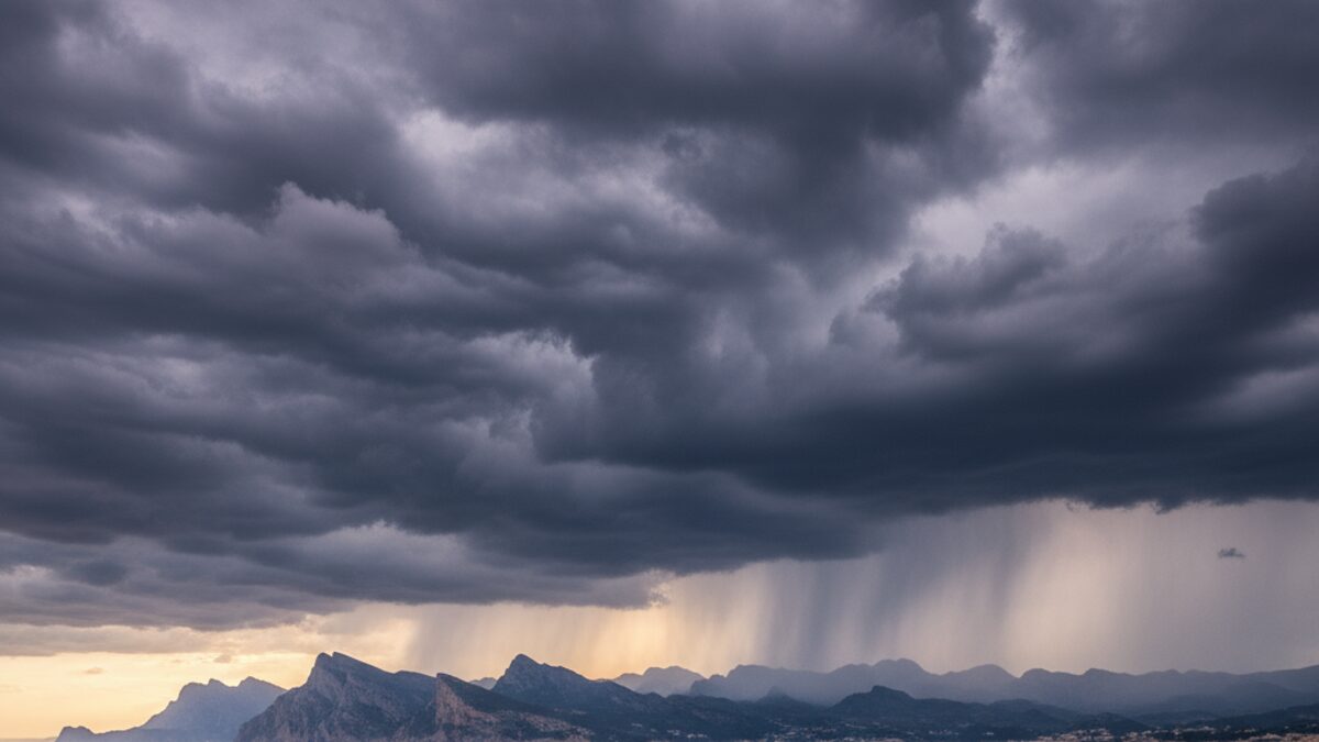 Sturmwolken über Mallorca während Sturmtief Alice