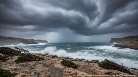 Unwetterwarnungen für Mallorca und Ibiza: Starker Regen erwartet Starkregen und dunkle Wolken über der Küste von Mallorca