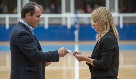 Marga Prohens wird Mitglied des Palma Futsal mit Symbolkraft Marga Prohens erhält Mitgliedskarte vom Palma Futsal