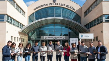 Taxiführerscheinprüfung in Palma am 17. November angekündigt Menschen vor der Universität der Balearischen Inseln in Palma bei der Vorbereitung zur Taxiführerscheinprüfung am 17. November