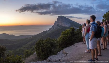 Totale Sonnenfinsternis zieht Touristen nach Mallorca an Blick auf die Serra de Tramuntana während der Sonnenfinsternis auf Mallorca