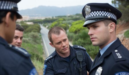 Eric S.: Tragischer Tod eines bekannten Gastronomen auf Mallorca Szene in Palma de Mallorca mit Polizeiaktivität und südlicher Landschaft im Hintergrund
