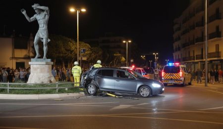 Unfall zerstört Skulptur am Eingang von Santa Maria Zerstörte Skulptur in Santa Maria nach Unfall
