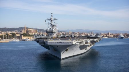 US-Flugzeugträger Gerald R. Ford in Palma eingetroffen US-Flugzeugträger Gerald R. Ford vor der Küste von Palma in der Bucht bei blauem Himmel