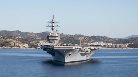 US-Flugzeugträger besucht Mallorca: Kritik und Hoffnung auf Wirtschaftswachstum US-Flugzeugträger USS Gerald R. Ford in der Bucht von Palma de Mallorca, modernes militärisches Schiff vor Küstenlandschaft