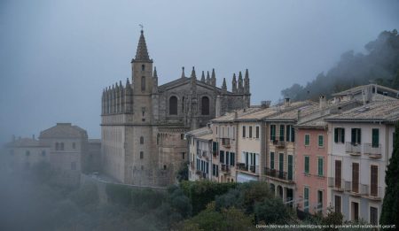 Halloween in Valldemossa und Deya: Geheimnisvolle Atmosphäre zieht an Historische Straßen in Valldemossa zur Halloween-Zeit