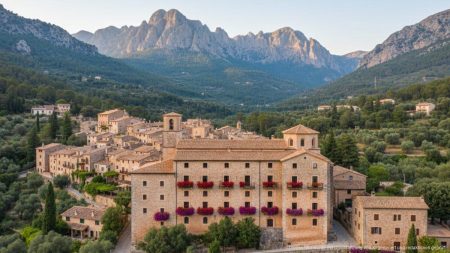 Luftaufnahme des historischen Dorfes Valldemossa auf Mallorca mit dem Kartäuserkloster und Tramuntana-Bergen im Hintergrund