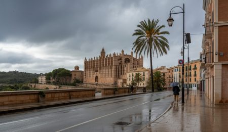 Wettervorhersage für Santanyí am Sonntag Bewölkter Himmel über Santanyí mit Aussicht auf Regen