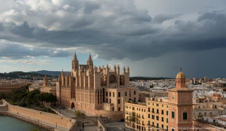 Wetterumschwung auf Mallorca: Von Sommerhitze zu Regen und Kälte Dramatischer Wetterumschwung auf Mallorca mit Sonne und Regenwolken