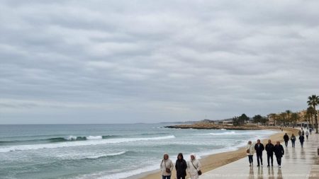 Wettervorhersage für Cala Millor: Leichter Regen und milde Temperaturen Promenade von Cala Millor unter einem dichten wolkenbedeckten Himmel mit Menschen in leichten Regenjacken bei milden Temperaturen