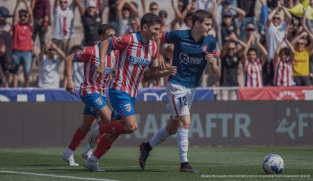 Spieler von Atlético Baleares feiern Sieg gegen Atlètic Lleida.