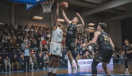 Basketballspiel zwischen Palmer Basket und Hestia Menorca im Palau d’Esports de Son Moix