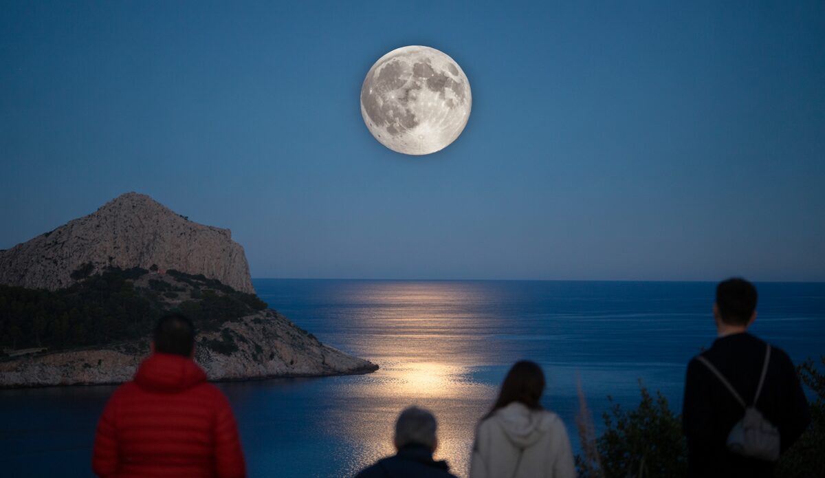 Biber-Supermond steigt über dem Cap de Formentor in Mallorca auf.