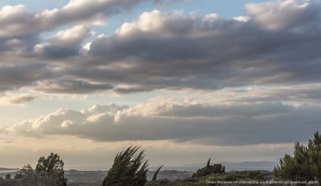 Bewölkter Himmel über Mallorca mit Regenwolken und Wind