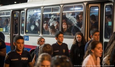 Eierangriff zwingt Palma de Mallorcas Buslinien zur Einstellung Bus in Palma de Mallorca mit Eierflecken auf Fenster während Halloween