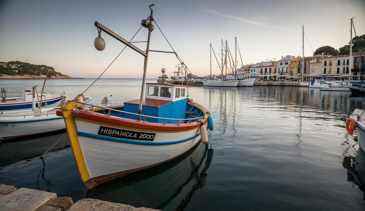 Traditionelles Fischerboot im Hafen von Cala Ratjada bei Sonnenaufgang