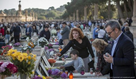 Menschenmengen besuchen Son Valentí zu Tots Sants in Palma Besucher am Friedhof Son Valentí in Palma de Mallorca während Tots Sants
