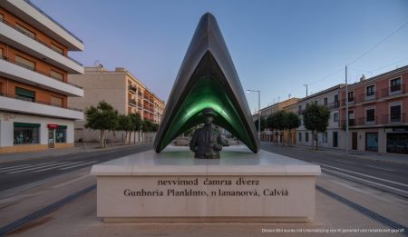 Gedenkstatue für ermordete Guardia-Civil-Mitglieder in Palmanova Gedenkstatue für Guardia Civil in Palmanova bei Dämmerung