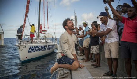 Hugo Ramón nach Abschluss der Mini Transat mit seinem Segelboot in Guadeloupe.